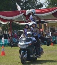 Aksi Polwan dalam acara Gebyar Pelopor Keselamatan Berlalu Lintas di Ditlantas Polda Jambi